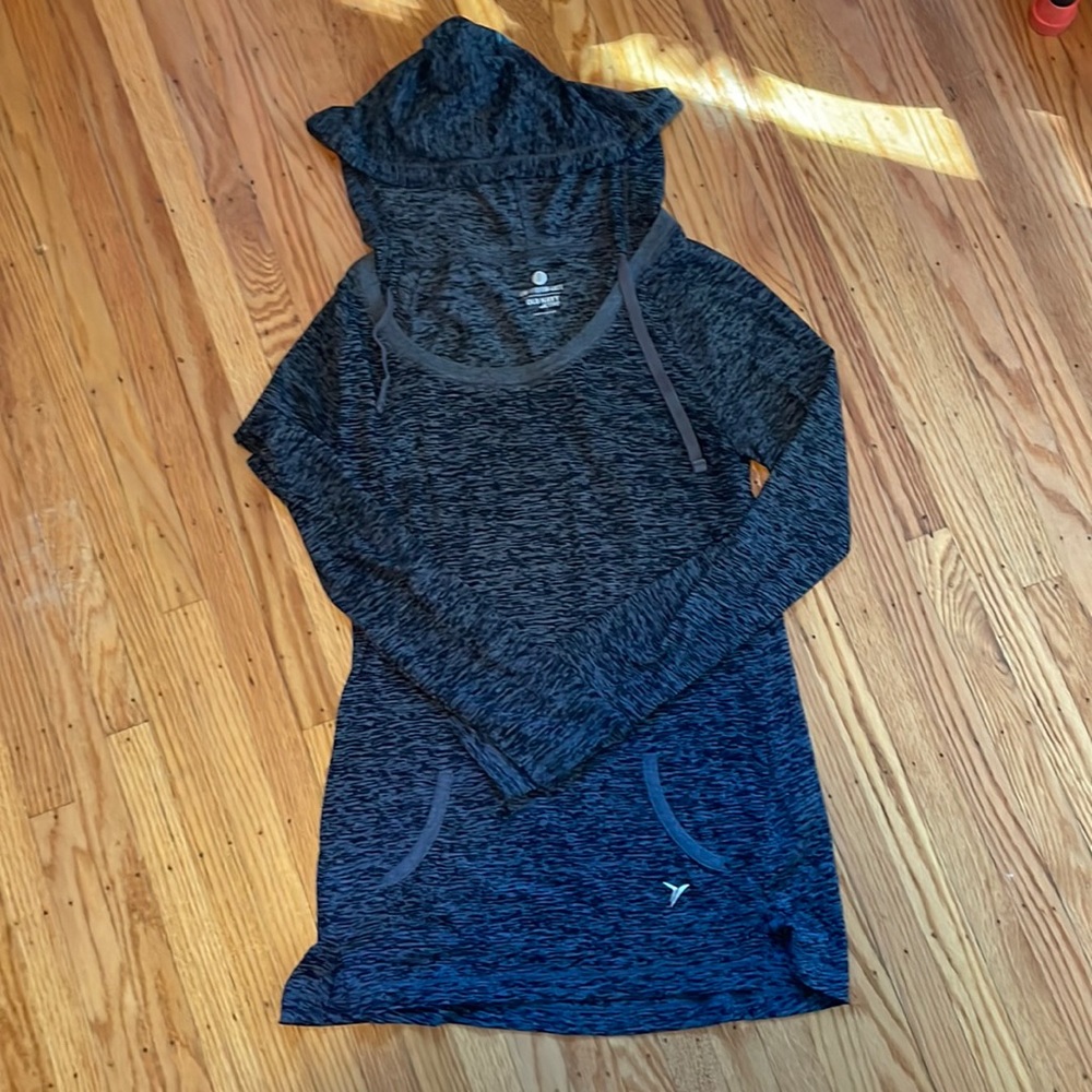 Old Navy semi-fitted, hooded active top, size small.